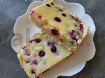 Uogų pyragas su grietinės užpilu pagrindine nuotrauka