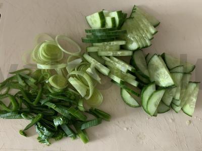 Salotos su agurkais, jūros kokteiliu ir svogūnais Žingsnis 1