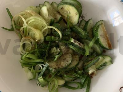 Salotos su agurkais, jūros kokteiliu ir svogūnais Žingsnis 2