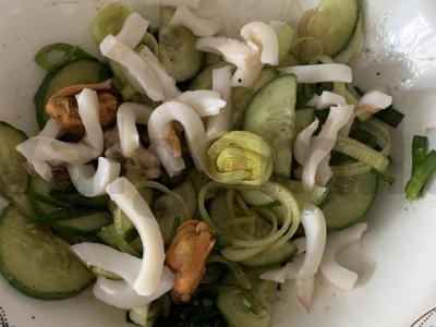 Salotos su agurkais, jūros kokteiliu ir svogūnais Žingsnis 3