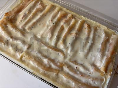 Kanelonai su vištienos faršu padaže pagrindine nuotrauka