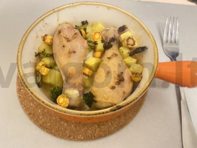 Pavasarinė vakarienė iš vištienos blauzdelių orkaitėje pagrindine nuotrauka