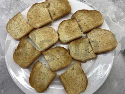 Užkandis „Sumuštiniai su šprotų ir šviežiu agurku“ Žingsnis 1