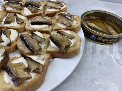 Užkandis „Sumuštiniai su šprotų ir šviežiu agurku“ Žingsnis 3