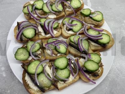 Užkandis „Sumuštiniai su šprotų ir šviežiu agurku“ Žingsnis 4