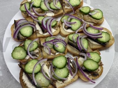 Užkandis „Sumuštiniai su šprotų ir šviežiu agurku“ pagrindine nuotrauka