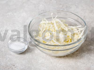 Šviežių kopūstų ir morkų salotos Žingsnis 1