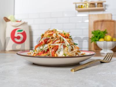 Šviežių kopūstų ir morkų salotos pagrindine nuotrauka