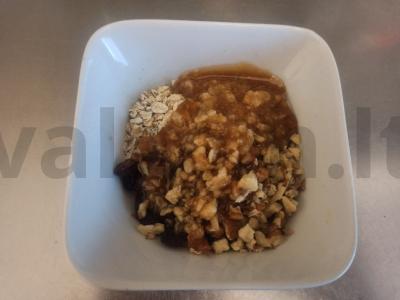 Avižiniai batonėliai su graikiniais riešutais, sėklomis ir razinomis Žingsnis 5