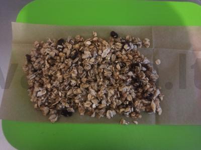 Avižiniai batonėliai su graikiniais riešutais, sėklomis ir razinomis Žingsnis 6