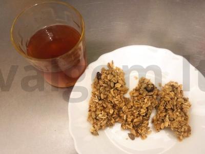 Avižiniai batonėliai su graikiniais riešutais, sėklomis ir razinomis pagrindine nuotrauka