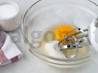 Raisiniai keksiukai silikoninėse formelėse Žingsnis 1