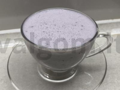 Pieninis kokteilis su serbentais ir ledais pagrindine nuotrauka