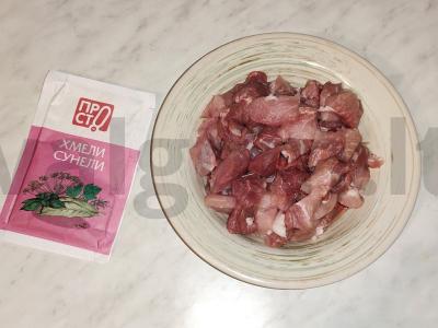 Kvapnus plovas su kiauliena katile Žingsnis 2