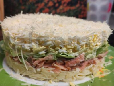 Salotas „Mimoza“ su karštai rūkyta upėtakiu pagrindine nuotrauka