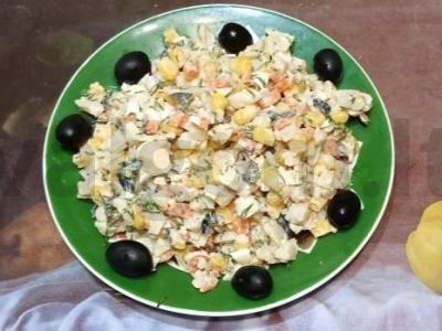 Salotas „Kovo“ su kukurūzais ir alyvuogėmis pagrindine nuotrauka