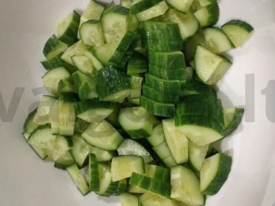 Originalus salotas su pomidorais, agurkais ir feta sūriu Žingsnis 1