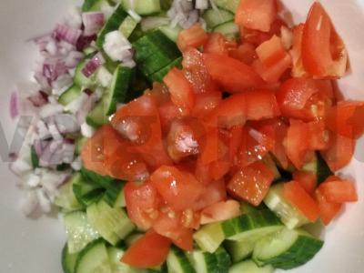 Originalus salotas su pomidorais, agurkais ir feta sūriu Žingsnis 3