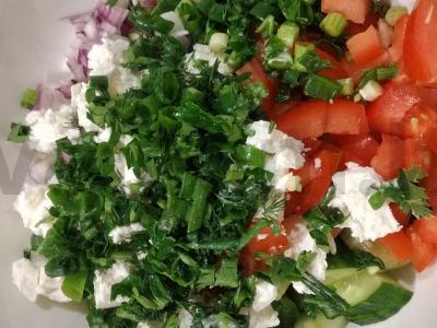 Originalus salotas su pomidorais, agurkais ir feta sūriu Žingsnis 5
