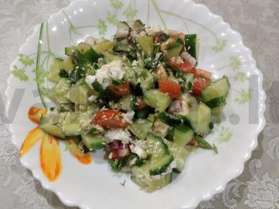 Originalus salotas su pomidorais, agurkais ir feta sūriu pagrindine nuotrauka