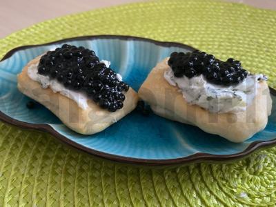 Voliukai su varškės sūriu ir ikrais pagrindine nuotrauka