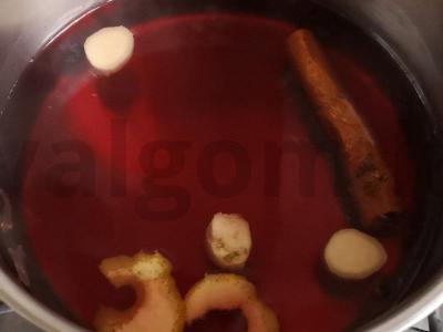 Šildantis prieskonių gėrimas pagrindine nuotrauka