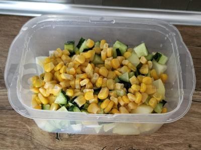 Salotos su kukurūzais ir agurkais Žingsnis 2