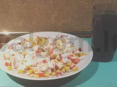 Krabų salotas su kopūstais pagrindine nuotrauka