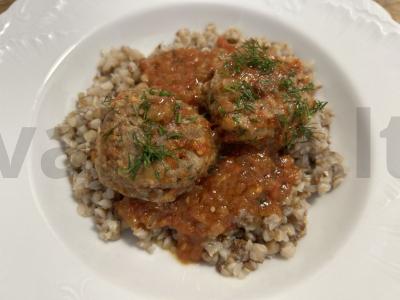 Kalakutienos kotletai pomidorų padaže pagrindine nuotrauka