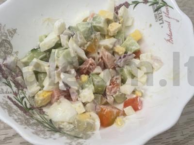 Salotas „Hipnozė“ su raudonuoju svogūnu pagrindine nuotrauka