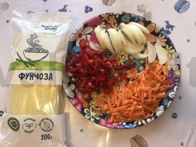 Funchosa su kiauliena, daržovėmis ir terijaki padažu Žingsnis 3