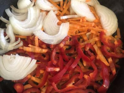 Funchosa su kiauliena, daržovėmis ir terijaki padažu Žingsnis 4