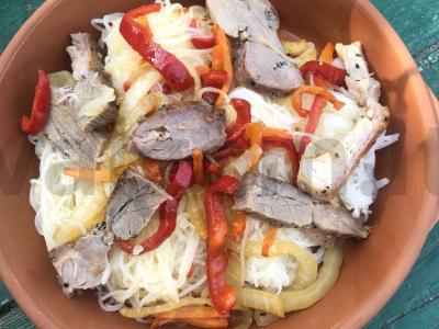 Funchosa su kiauliena, daržovėmis ir terijaki padažu pagrindine nuotrauka