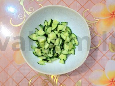 Sultingas pavasario salotas su agurkais ir kukurūzais Žingsnis 1