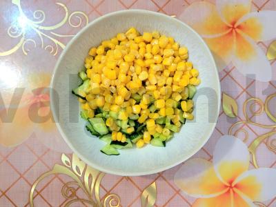 Sultingas pavasario salotas su agurkais ir kukurūzais Žingsnis 3