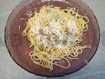 Spagečiai su pesto padažu ir parmezanu pagrindine nuotrauka