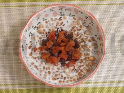 Müsli su džiovintomis abrikosais ir šokoladu pagrindine nuotrauka