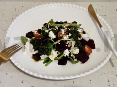 Burokėlių salotos su pesto, feta ir sėklomis pagrindine nuotrauka