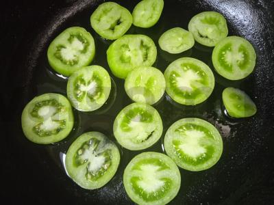 Kiaušinienė su žaliais pomidorais ir sūriu Žingsnis 1