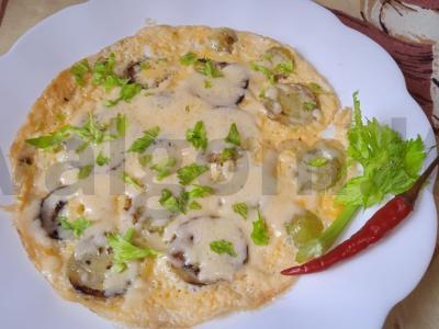 Kiaušinienė su žaliais pomidorais ir sūriu pagrindine nuotrauka