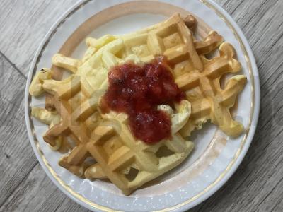 Bananų vafliai su braškių džemu pagrindine nuotrauka