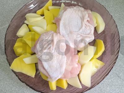 Kepti vištienos šlaunelės su bulvėmis vynuogių aliejuje Žingsnis 3