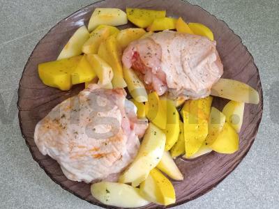 Kepti vištienos šlaunelės su bulvėmis vynuogių aliejuje Žingsnis 4