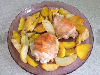 Kepti vištienos šlaunelės su bulvėmis vynuogių aliejuje pagrindine nuotrauka