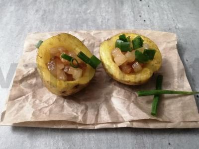 Bulvės, keptos su šonine pagrindine nuotrauka