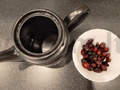 Vitaminų arbata su erškėtuogėmis ir citrina Žingsnis 1