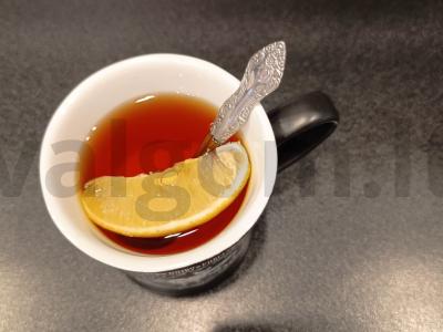 Vitaminų arbata su erškėtuogėmis ir citrina pagrindine nuotrauka