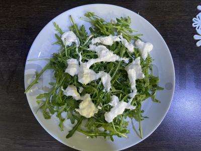 Salotas su rukola, stracciatella ir silpnai sūdyta raudona žuvis Žingsnis 2