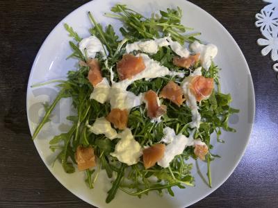 Salotas su rukola, stracciatella ir silpnai sūdyta raudona žuvis Žingsnis 3