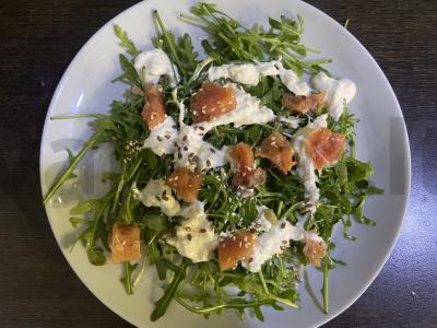 Salotas su rukola, stracciatella ir silpnai sūdyta raudona žuvis Žingsnis 4